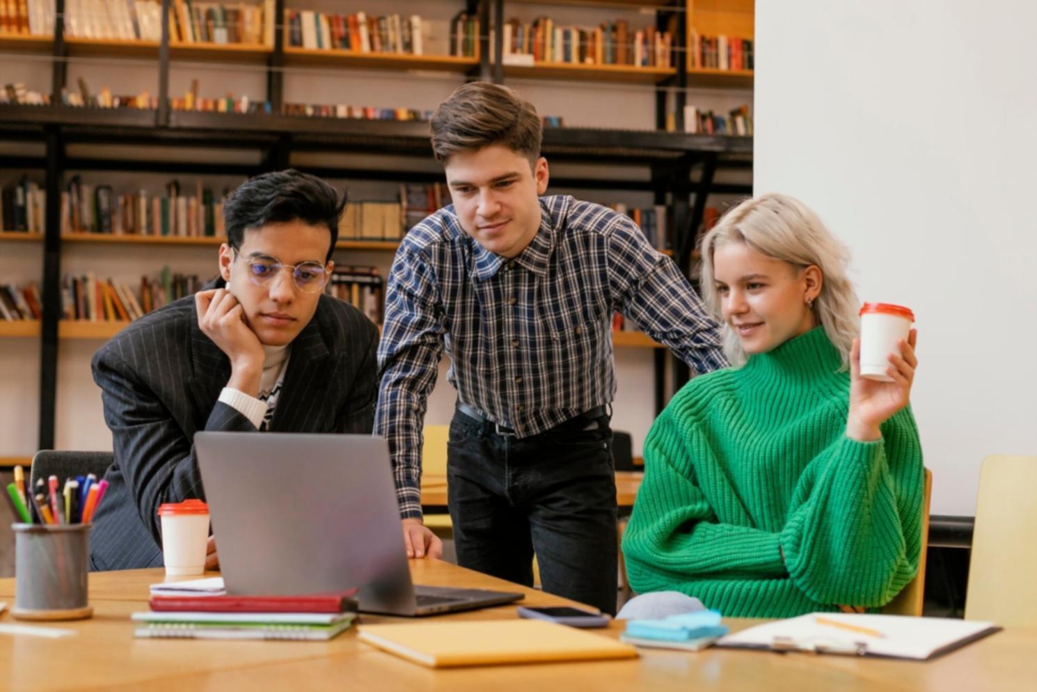 Eğitim katılımcıları lab ortamında çalışırken